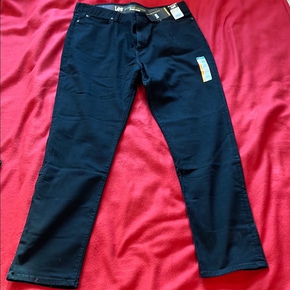 ONLY $10 Lee Men's Black Extreme Motion Relaxed Straight Jeans - Picture 1 of 6